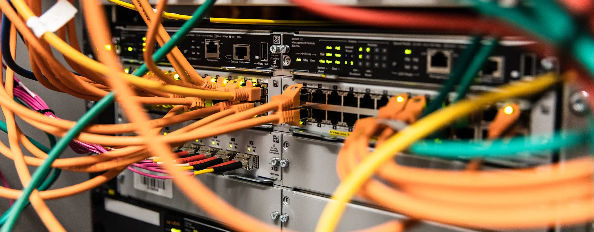 Server mit bunten Kabeln und leuchtenden Lämpchen