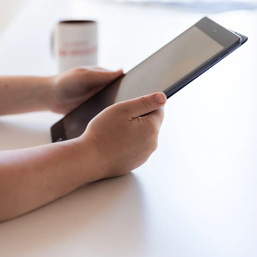 Eine Person schaut auf Tablet