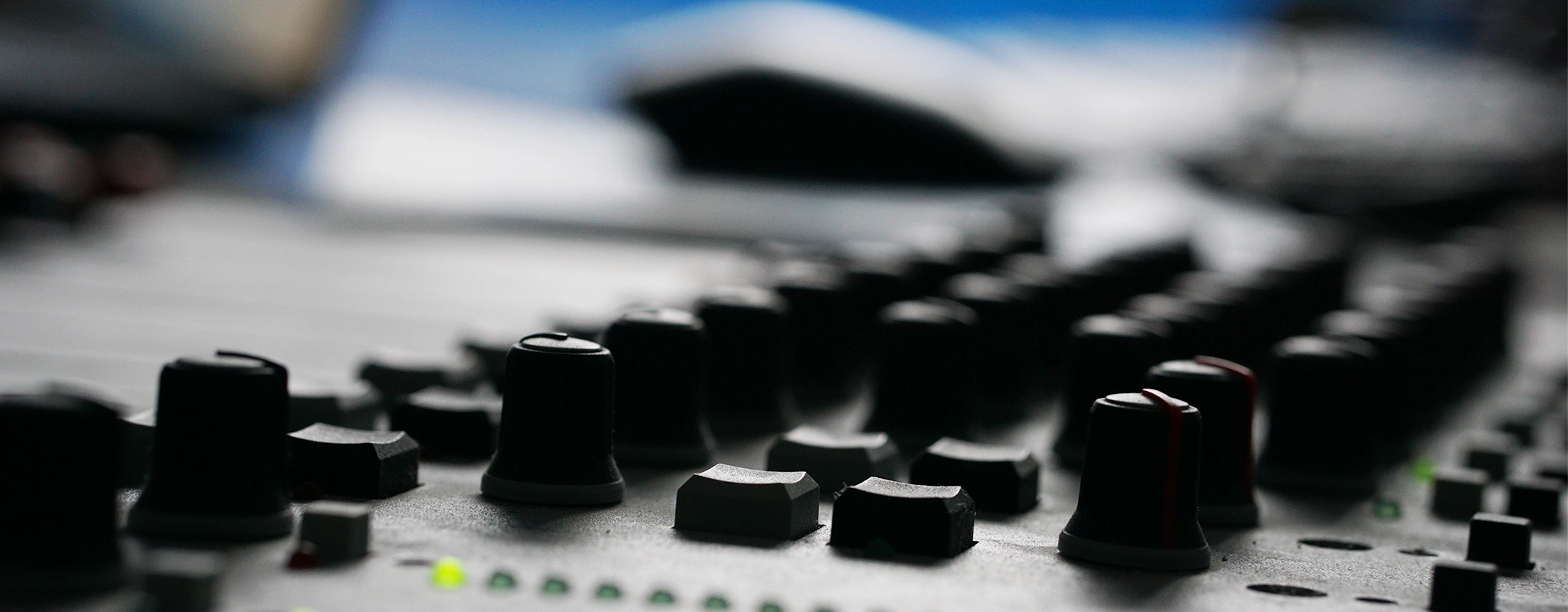 Nahaufnahme von einem Radiomischpult bei einem praxisnahen Forschungsprojekt der Hochschule Weserbergland