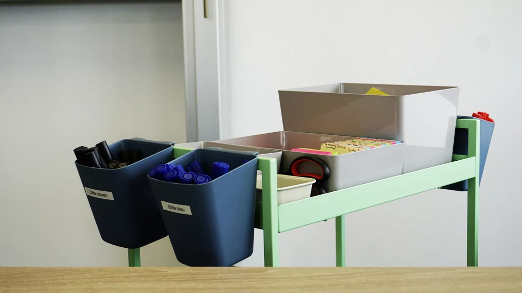 Moderationswagen mit sortierten Stiften, Schere und Haftnotizen