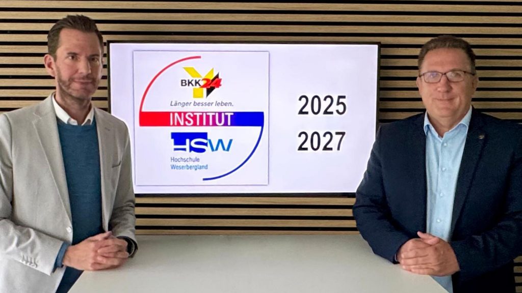 Koorperationsverlängerung BKK24 & HSW. Auf dem Bild Jörg Nielaczny und Prof. Dr. Peter Britz.