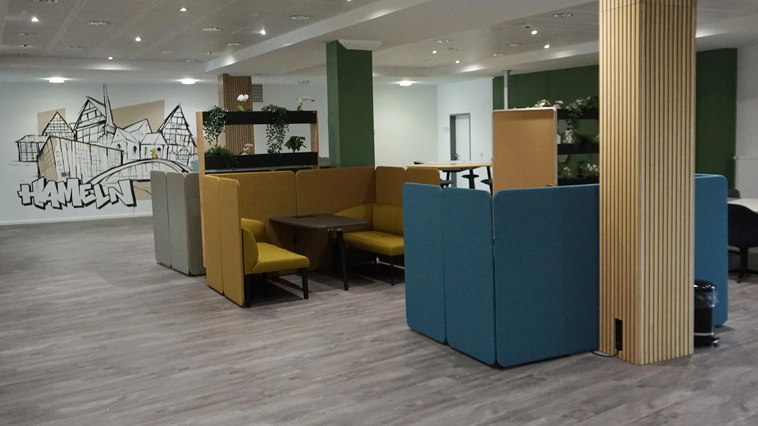 Foyer in der 2. Etage mit Sitzecken und Graffiti
