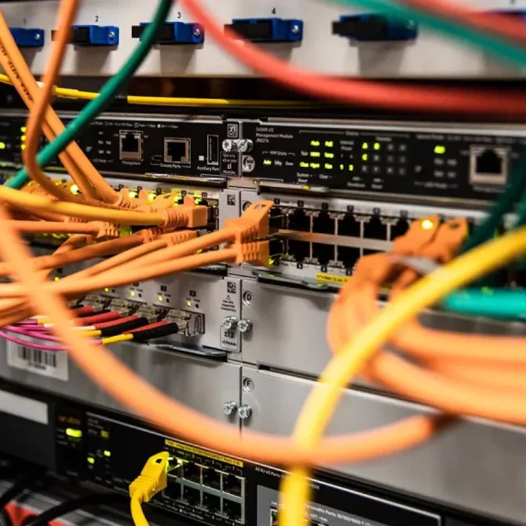 Ein Server mit bunten Kabeln und blickenden Lichtern.