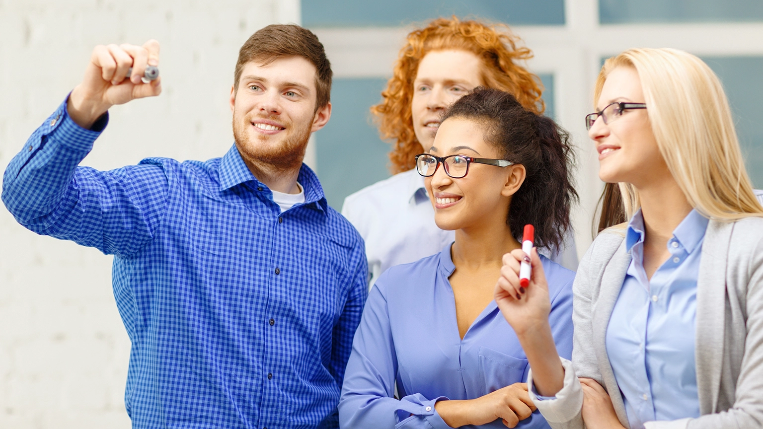 Drei Damen und ein Herr, der etwas an etwas schreibt