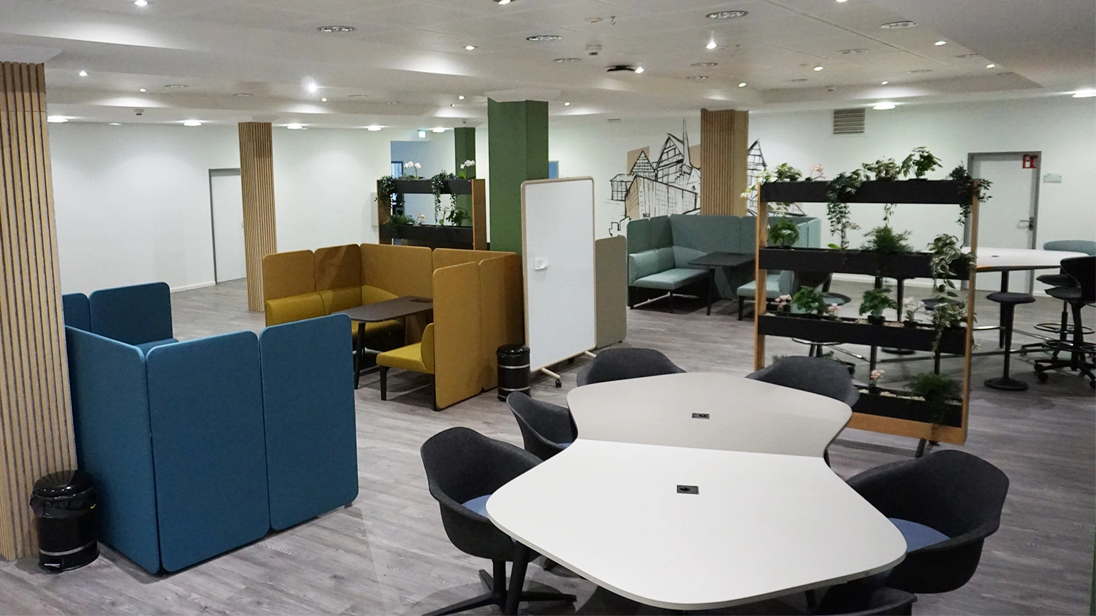 Foyer mit modernen Loungemöbeln und Sitztischen