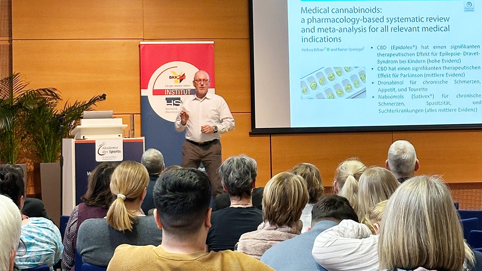 Prof. Dr. Rainer Spanagel spricht vor dem Publikum der 6. Präventionskonferenz