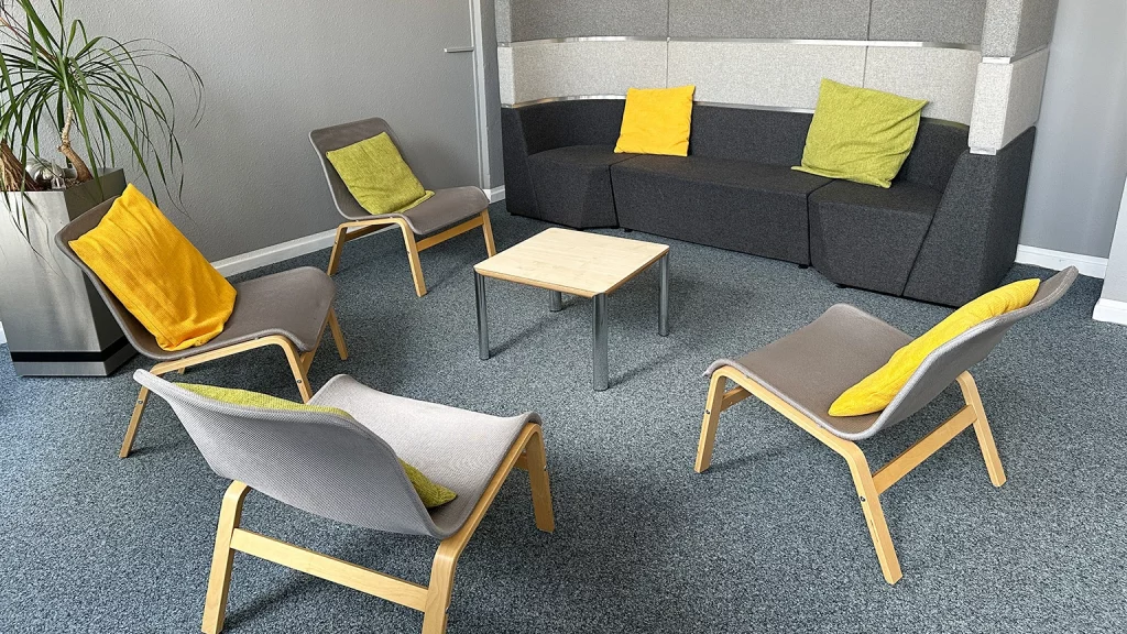 Lounge mit mehreren Sesseln und einem Sofa