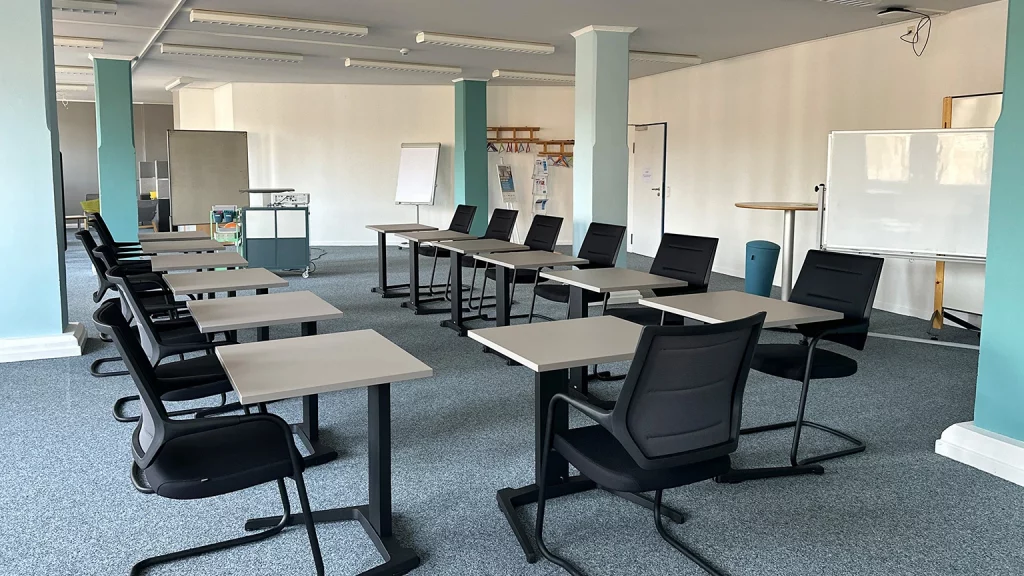 Seminarraum mit Einzeltischen und Stühlen