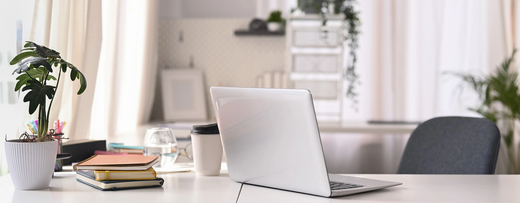 Moderner Arbeitsplatz mit Schreibtisch und Laptop