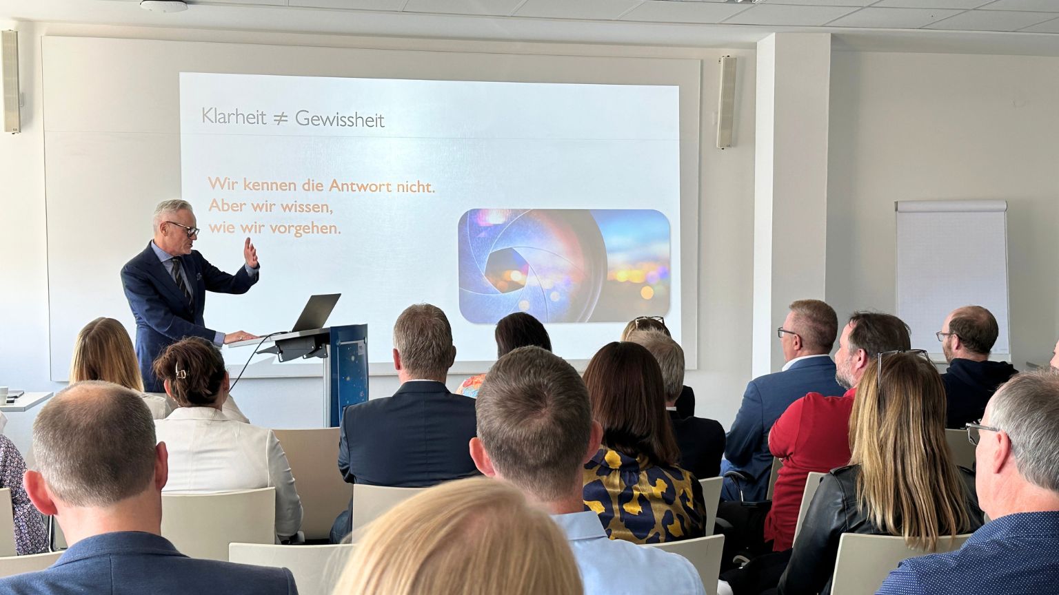 Prof. Dr. Stefan Krummaker in seiner Keynote zum Jubiläum des Bereichs Weiterbildung